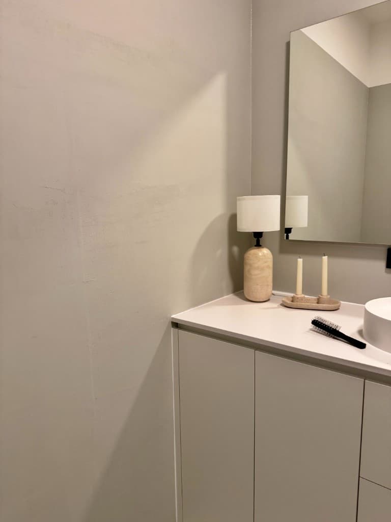 Mikrozement Oberfläche fugenlos Wien Bad und Dusche