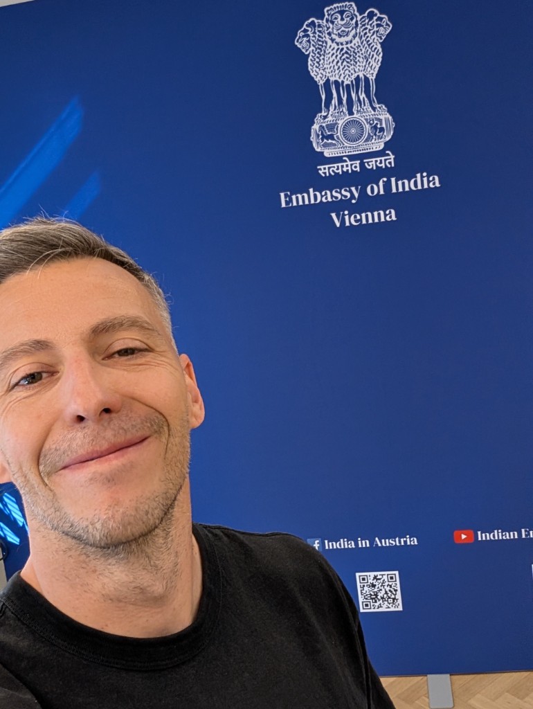 Gergely Dancs vor dem Hintergrund der Embassy of India in Wien – Handwerker und Allrounder