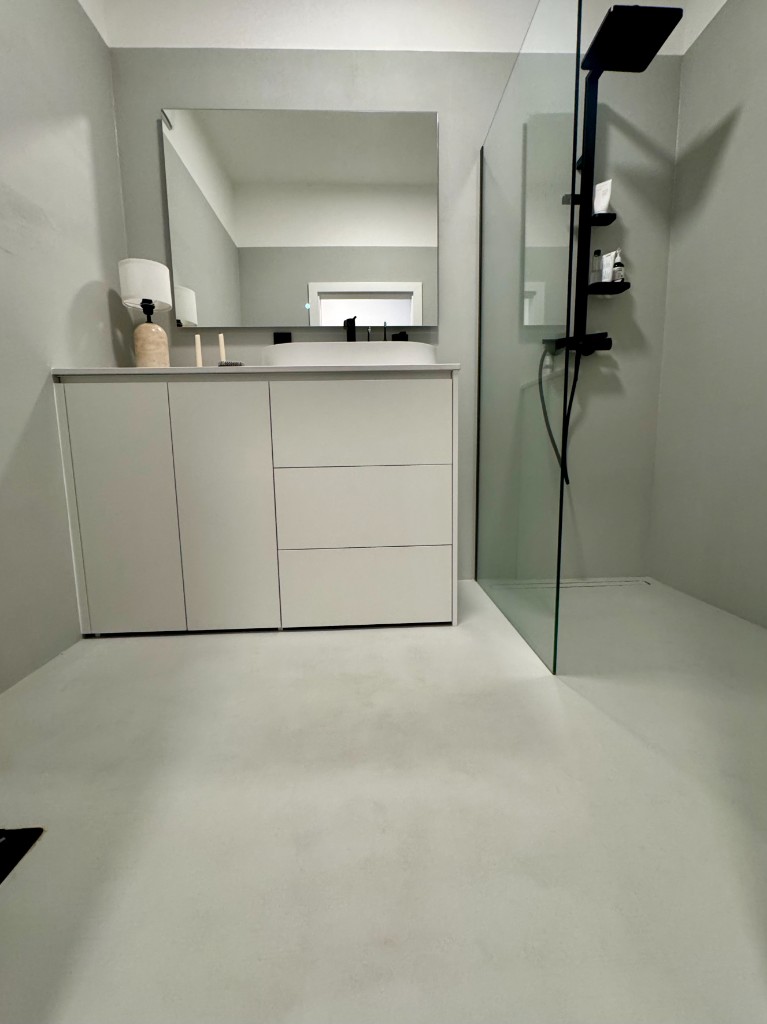 Fertiges Mikrozement-Badezimmer Wien fugenlos