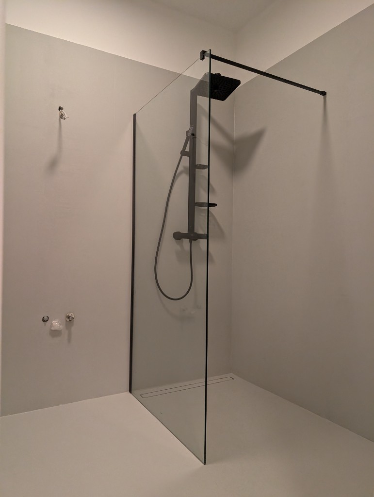 Fugenlose Mikrozement-Dusche Wien
